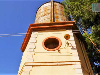 Di che cosa si tratta? E� una �torre dell�acqua� o  �torre piezometrica": serviva per rifornire di acqua le vecchie locomotive a vapore 